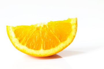 Orangenstücke auf weißem Hintergrund / Orange pieces on a white