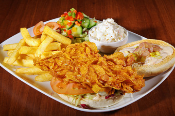 Chicken, mit Pommes und Salat, quer