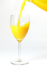 Orangensaft vor weißem Hintergrund / Orange juice on a white bac