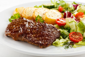 Grilled steak and vegetables