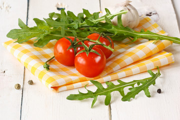 Tomatoes, rucola, garlic.