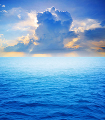Obraz premium perfect cloud over ocean