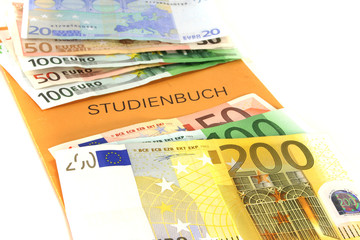 Studienbuch mit Euroscheinen