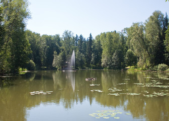 Fototapeta na wymiar Staw z fontanną w parku