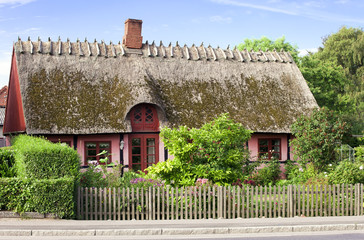 Fototapeta na wymiar Tradycyjny duński dom w Keldby