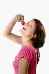 Lachende Frau mit Erdbeere