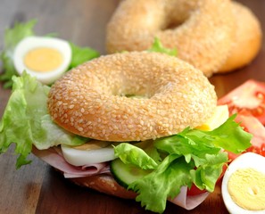 Bagel mit Schinken und Salat