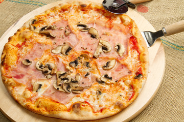 pizza prosciutto e funghi © Lsantilli