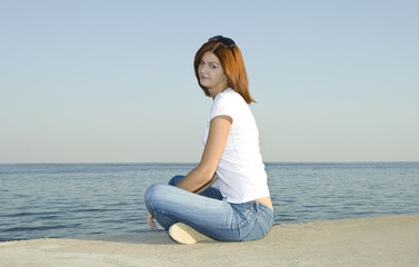 Fototapeta na wymiar Young female looking to the ocean