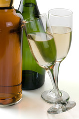Botellas con copas  de vino blanco