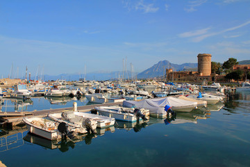 Fototapeta na wymiar Port z łodzi w San Nicola l'Arena - Sycylia