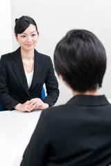 Fototapeta premium two businesswomen talking