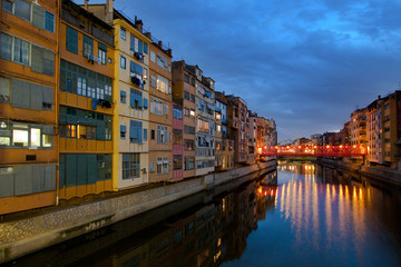 Fototapeta na wymiar Girona de noche