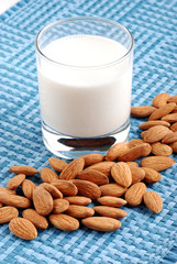 latte di mandorla uno