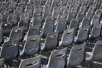 Naklejka premium Wiele rzędów szarych, plastikowych krzeseł na Piazza San Pietro w Rzymie