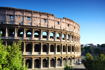 Fototapeta na wymiar turyści idąc w pobliżu starych kamiennych murów Koloseum w Rzymie, Włochy