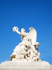 Fototapeta na wymiar Pomnik w fasadzie Versailles Chateau wejściem
