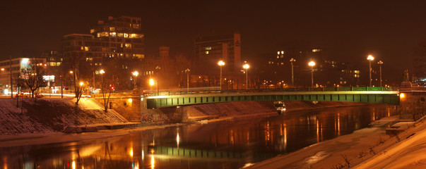 Fototapeta na wymiar Światła miasta odbicie w rzece