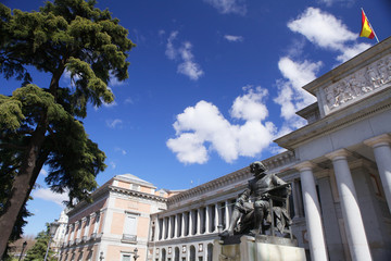 Museo del Prado con statua di Velázquez