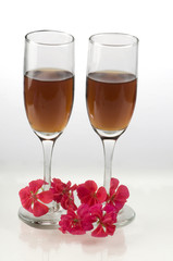 Copas de vino tinto con flores