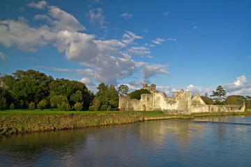 Fototapeta na wymiar Zamek Adare i rzeki - Irlandia