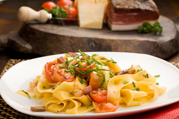 Tagliatelle con Pancetta e pomodoro