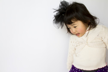 下を向く女の子