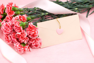 ピンクのカーネーションの花束と手紙