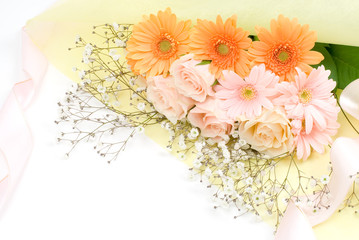 ガーベラとバラの花束