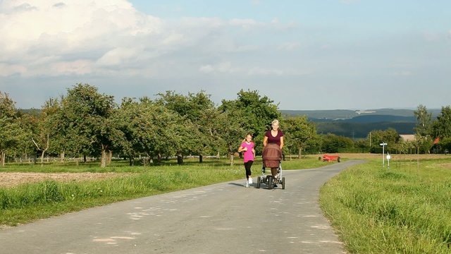 Sport in Familie - Jogging mit Kinderwagen