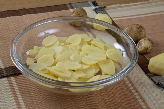 Kartoffelscheiben in Glasschüssel, Kartoffeln