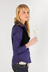Junge Frau mit Sektglas in der Hand