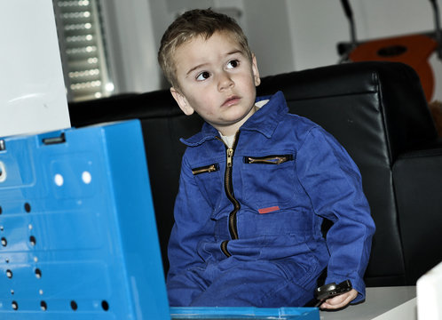 Kind Spielt mit Werkbank