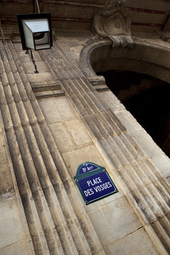 Place des Vosges Paris quartier tourisme monument plaque