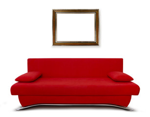Rote Couch und Bilderrrahmen