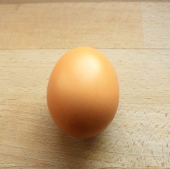 oeuf,isolé,macro,sur planche en bois