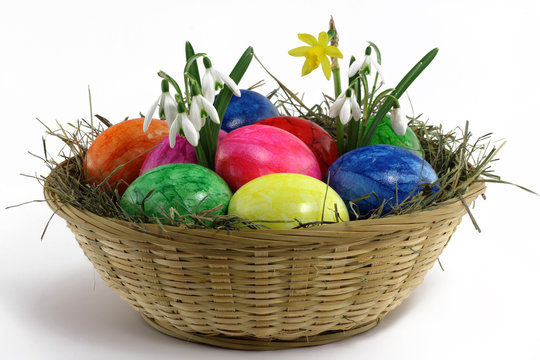 osterkorb mit fr&uuml;hlingsblumen