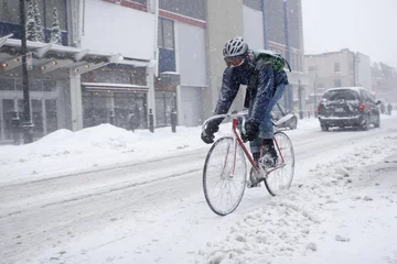 Crédence de cuisine en verre imprimé Vélo Courrier de bicyclette dans la tempête de neige d& 39 hiver