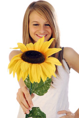 Splendida ragazza con girasole