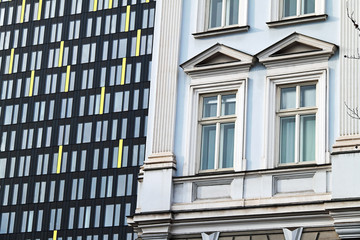 altes Wohnhaus und modernes Bürohaus