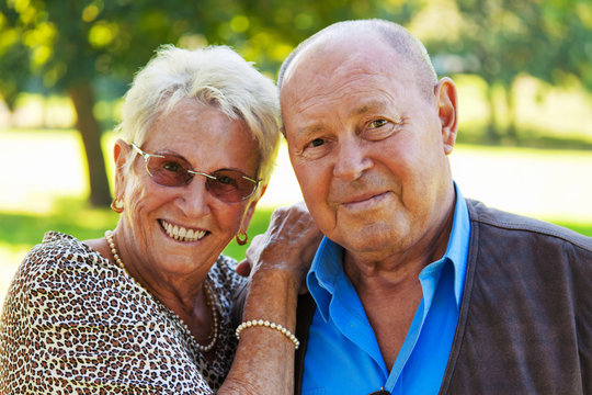 Älteres verliebtes Senioren Paar Portrait.