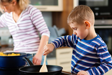 Familie beim Kochen in Küche
