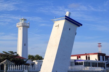 Puerto Morelos new and old inclined lighthouses