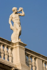 Fototapeta premium Picking up a statue in Venice