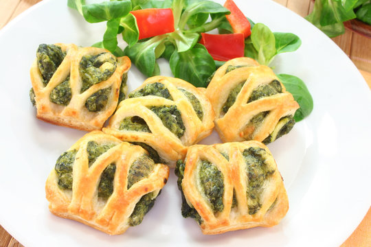 Bl&auml;tterteigtaschen mit Spinat-K&auml;se-F&uuml;llung