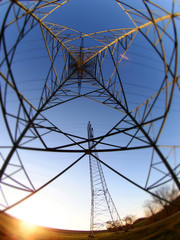 Strommasten in Fisheye Perspektive