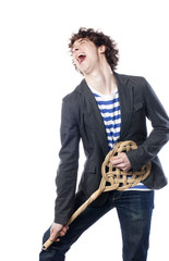 jeune homme s'éclatant à l'airt guitar