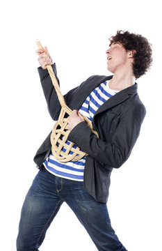 jeune gar&ccedil;on faisant semblant de jouer de la guitare