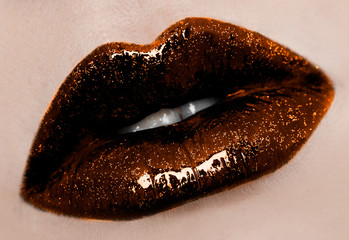 Naklejka premium close-up of beautiful womanish lips