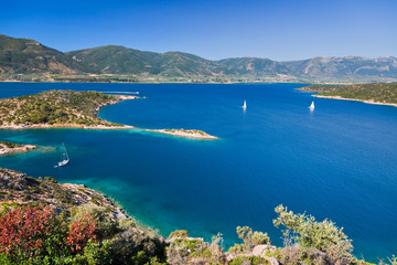 Fototapeta na wymiar Jachty w cichej zatoce, Grecja
